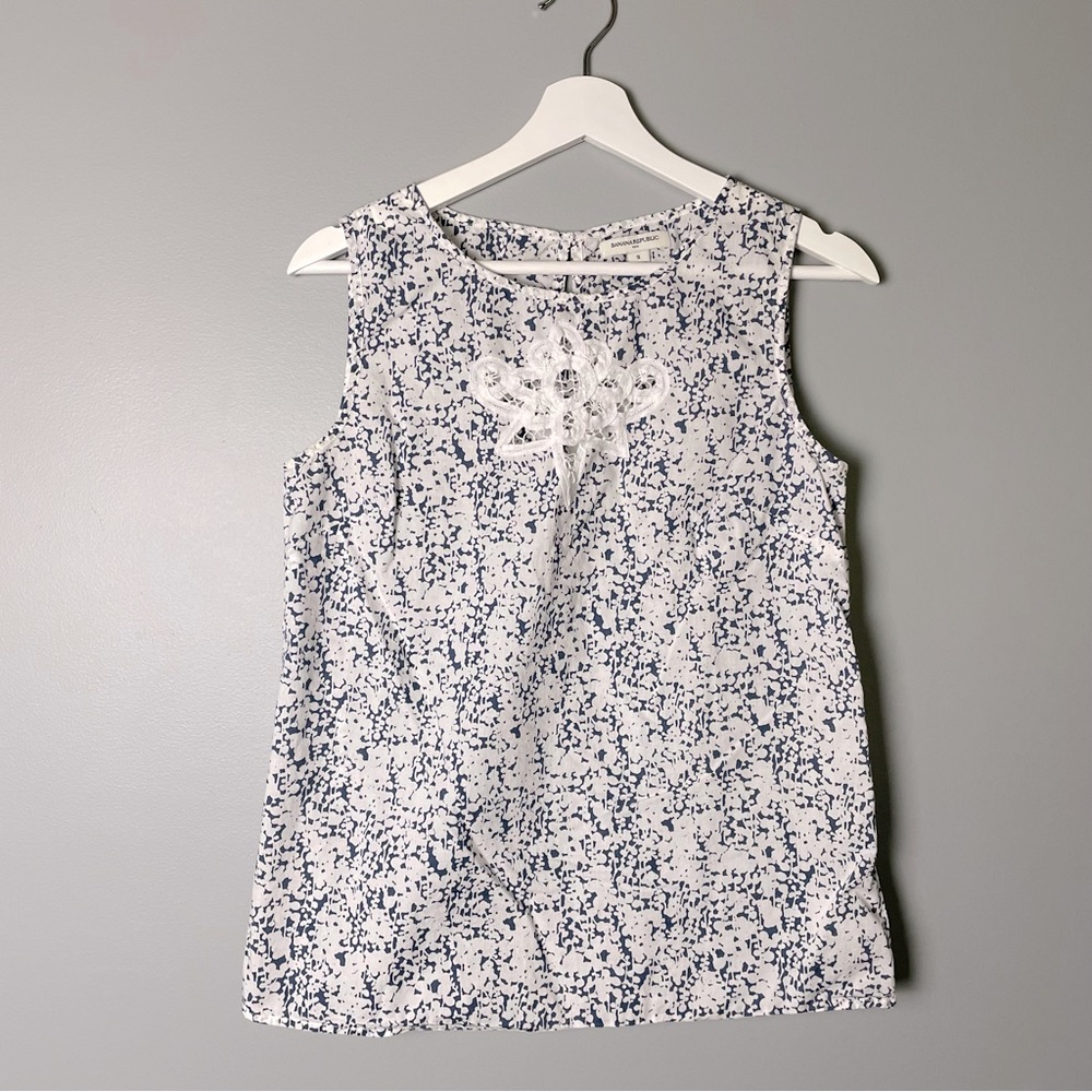 Banana Republic white/blue sleeveless top tank embroidered size small